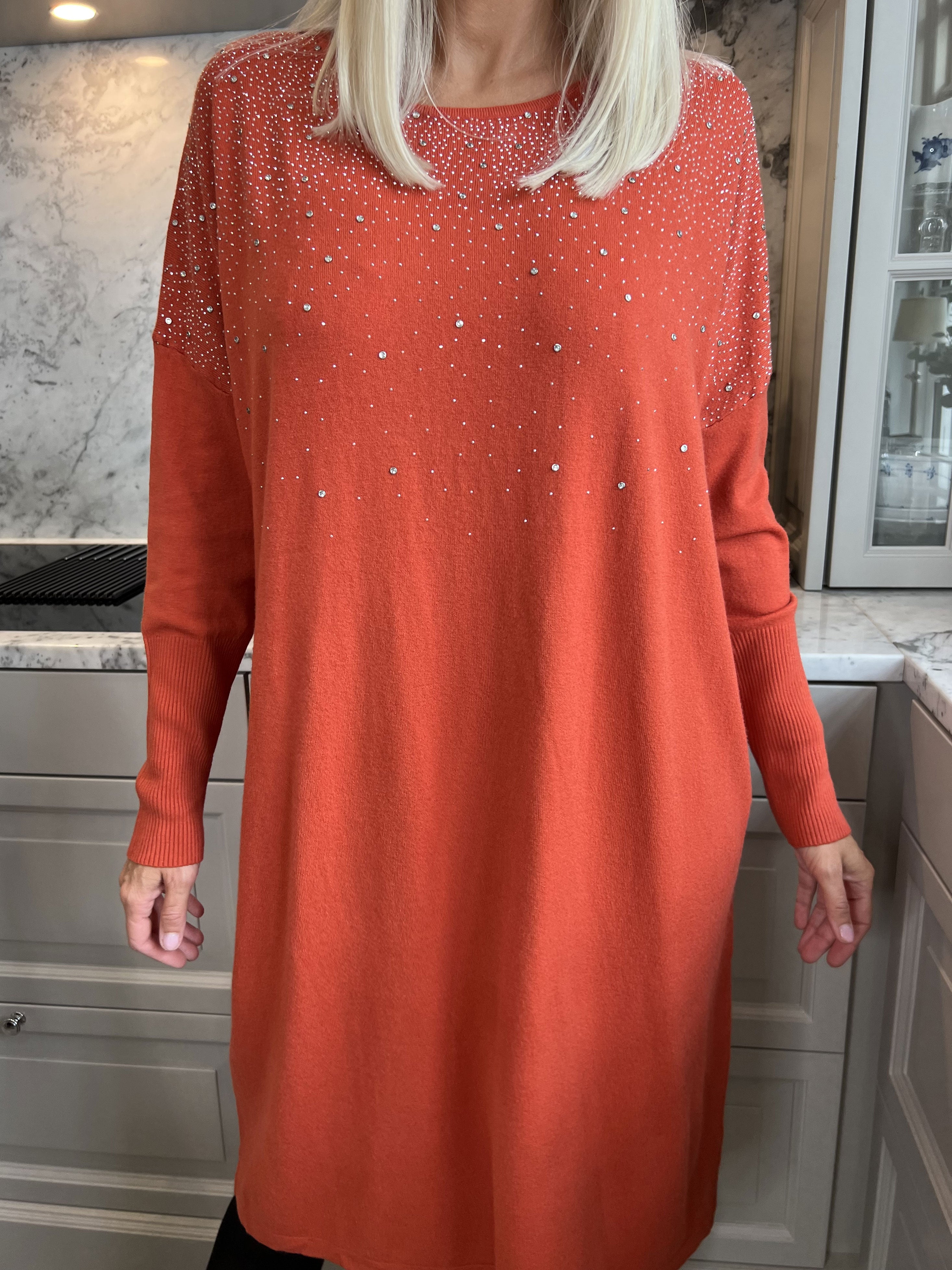 Yasha - Blød strikkjole i strækbart stof pyntet med similisten